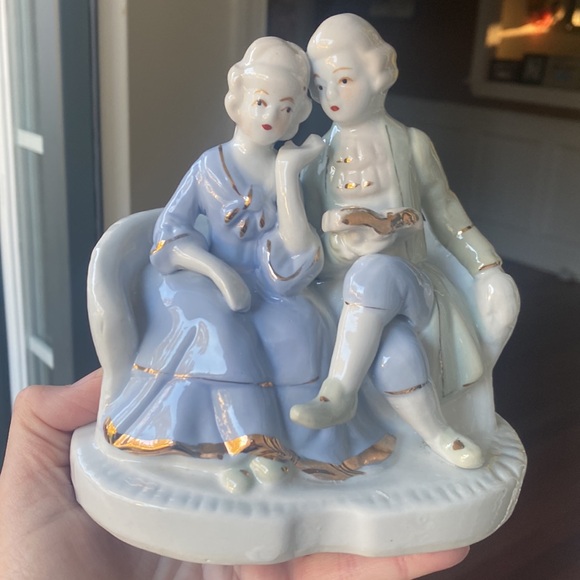 Vintage Colonial Porcelain 80’s Blue & White Couple Figurine Sitting on Sofa - Picture 15 of 15